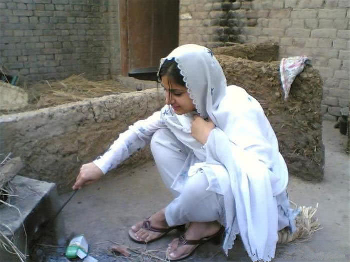 实拍:走近巴基斯坦农村,农村女孩质朴美丽换亲婚配成流行
