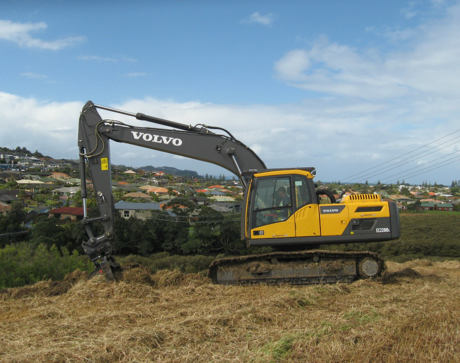 volvo ec220dl对于挖机机主来说,青春该如何度过完全取决于挖掘机