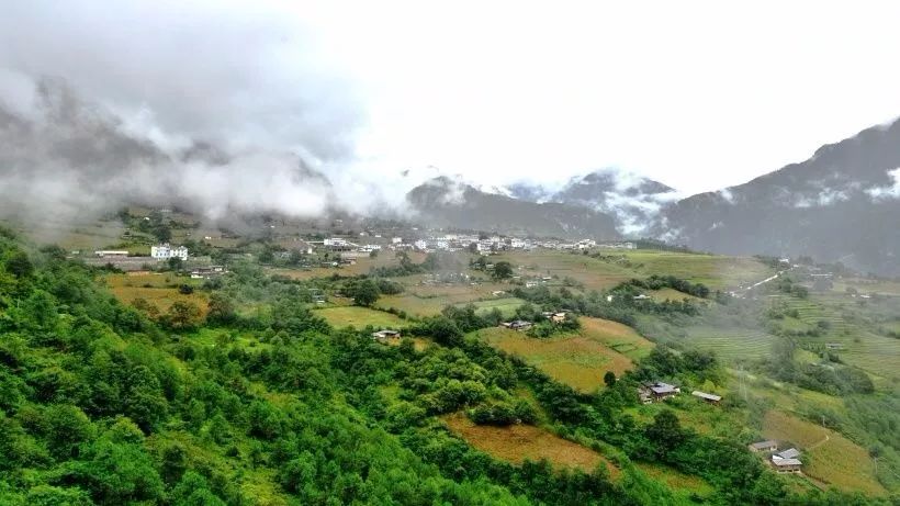 冬可觀雪景,春可賞野花,秋可走田園,夏可覽江河,嘎娃嘎普雪山終年積雪