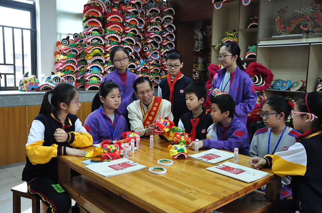 2016年鐵軍小學成為市非遺基地獅藝扎作很好地傳承傳統文化,視像中國