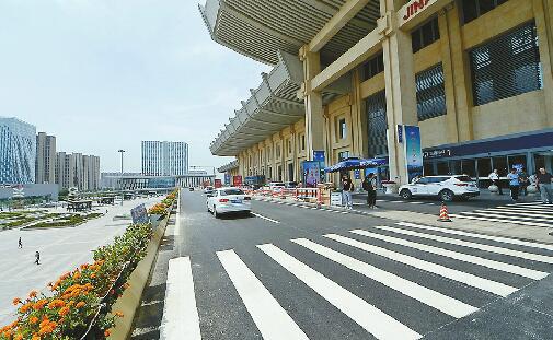 济南西站改造落客平台隔离护栏被拆除