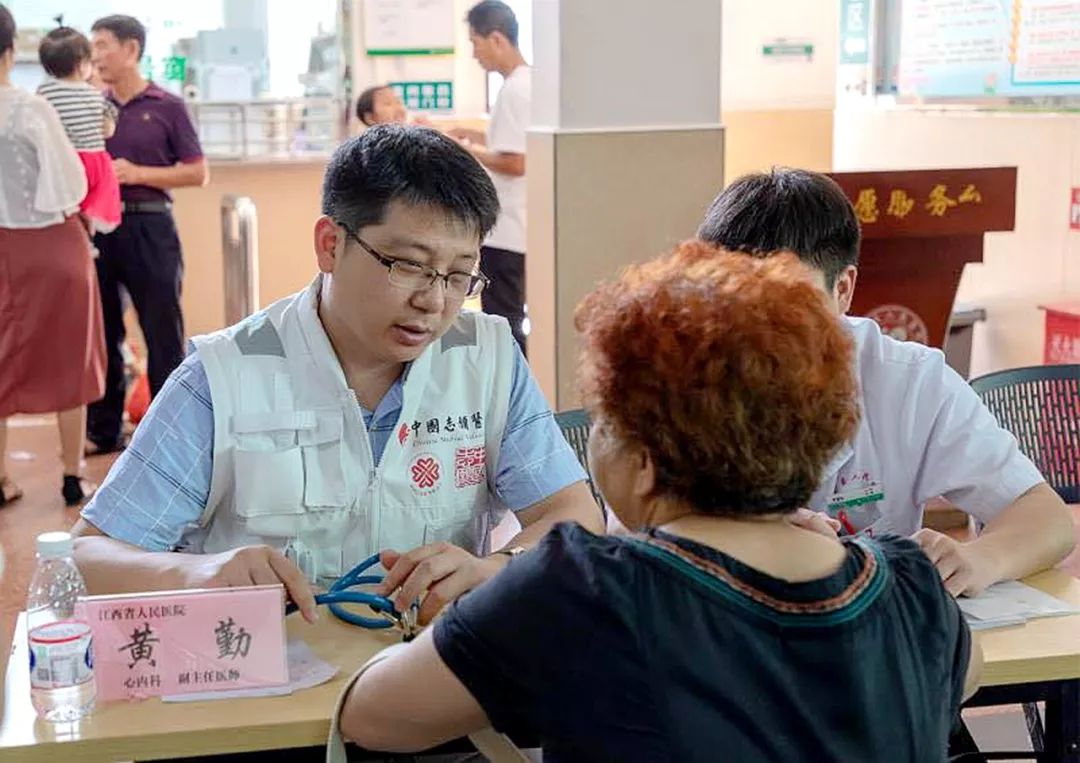 首都醫科大學宣武醫院神經外科首席專家凌鋒教授帶領下,參加