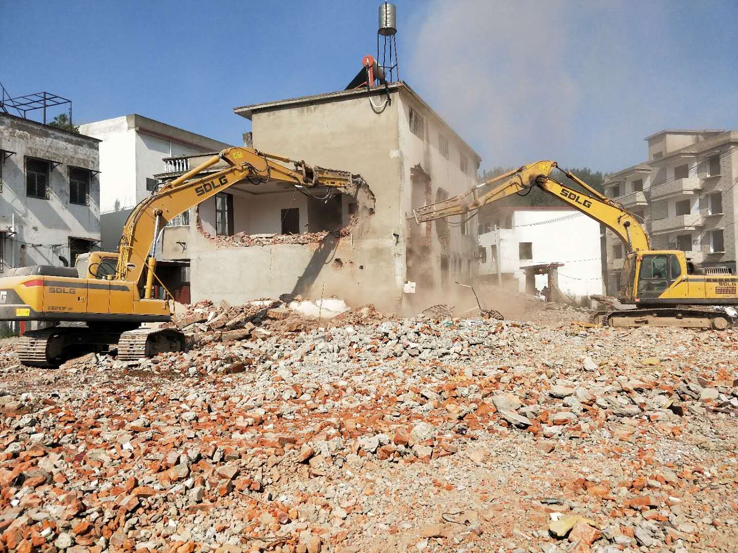 阜陽:西城街道對重點項目區域內違建依法啟動強制拆除