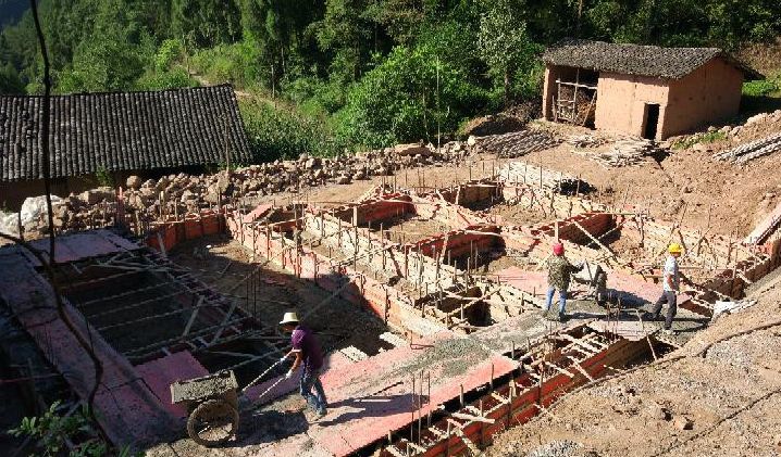 收窄打地梁,用鋼筋扎地梁基礎.先做地骨,再做條型基礎.地基挖了1.