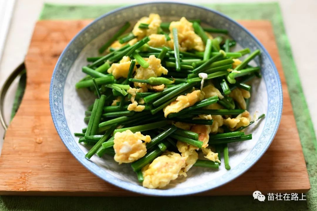 饭馆名叫桂满隴葱油饼是上海特色孜然菠菜烤肉没吃到,吃烤鸡