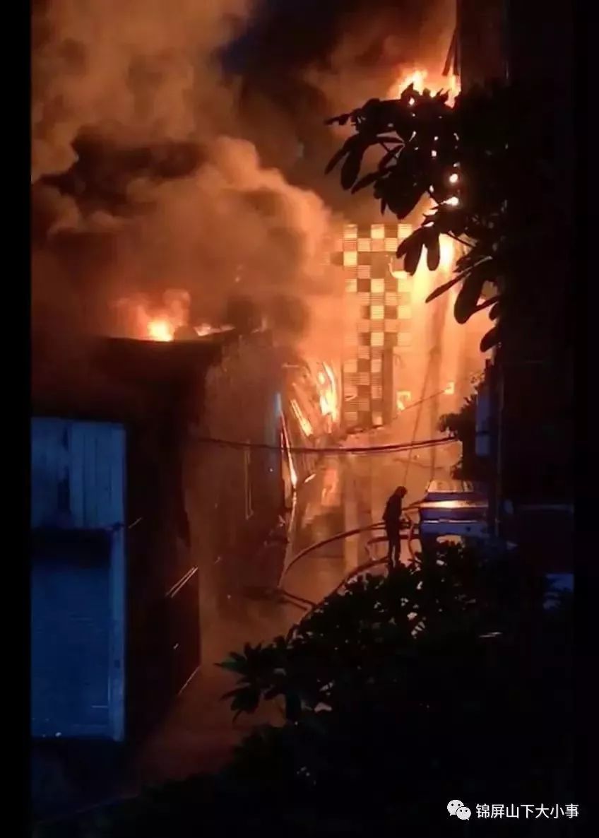 佛山某家具厂内发生火灾,火光照亮半边天(视频 图)