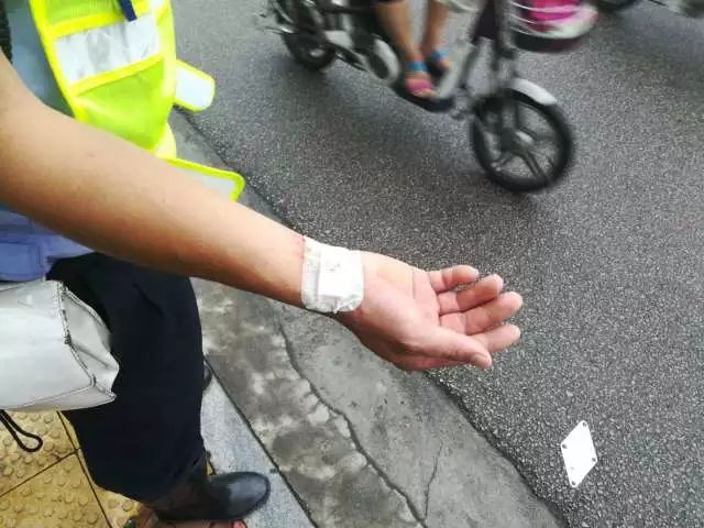 被天窗玻璃刮傷的右手腕女車主獲救後,向他表示深深的感謝,而何錫文在