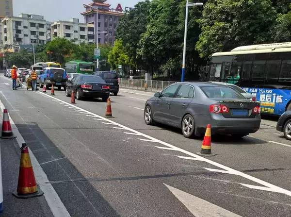 南海大道的非字車道,就像魚骨一樣這車道就叫釋義:可變導向車道牡 