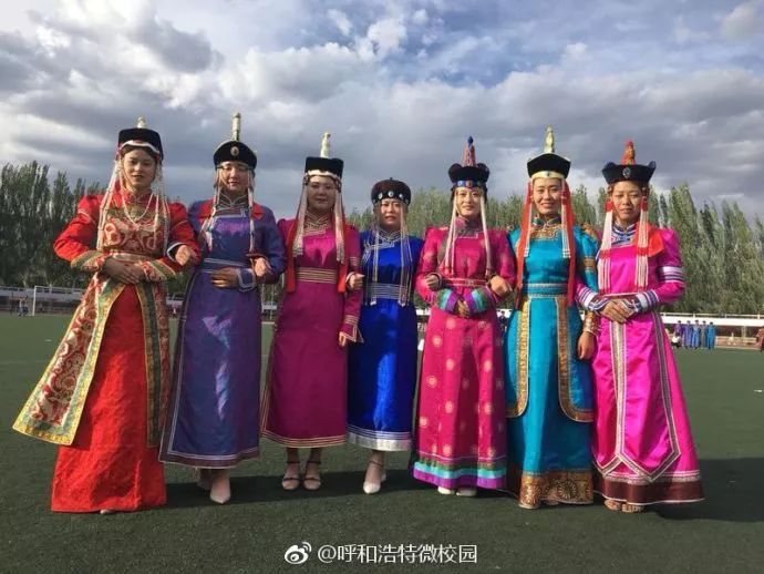 美呆了呼市一高校小哥哥小姐姐们拍摄了一组蒙古服毕业照这很内蒙古