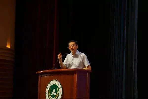 西湖大学校长施一公演讲:科研人要具有批判性的思维,敢于怀疑权威