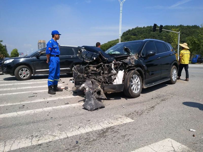 昨天,鷹潭某處發生車禍,suv和貨車相撞,貨車都翻了!