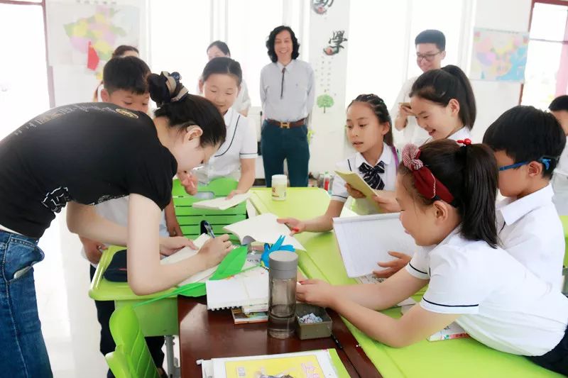 华人励志作家张悉妮来春雨国文学校和孩子们见面