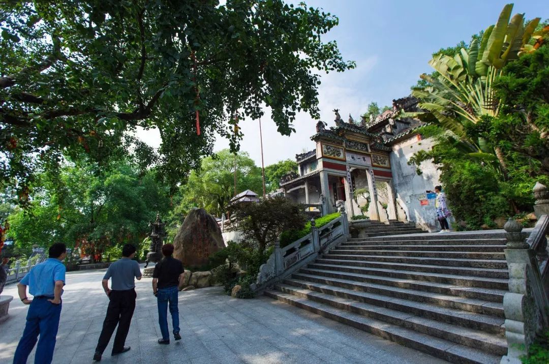 位於新興縣六祖鎮的龍山腳下的國恩寺,因為既是六祖肉身菩薩的故居,又