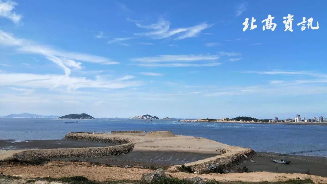 走进海边,站在鹅山屿(冲沁妈祖文化园)顶端,往北看是筶杯岛(埭头镇)和