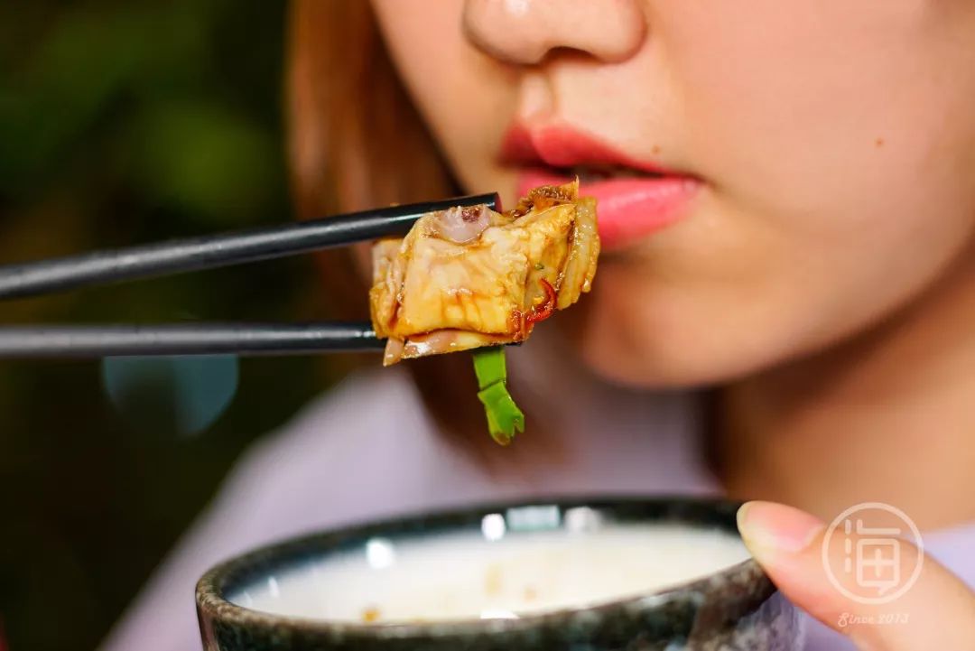 吃椰子雞火鍋怎麼能少了配菜,基圍蝦,潮汕牛肉丸,野生馬蹄,統統都是