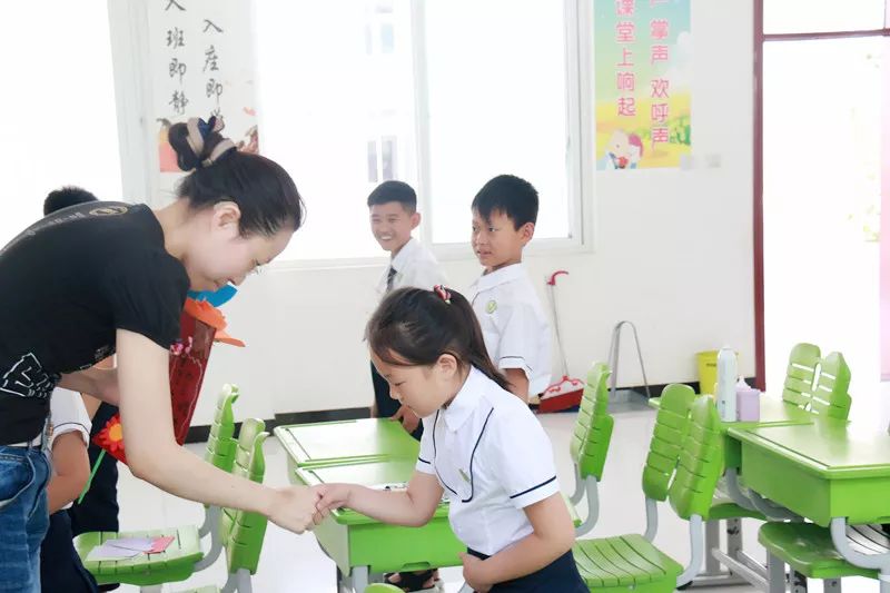 华人励志作家张悉妮来春雨国文学校和孩子们见面