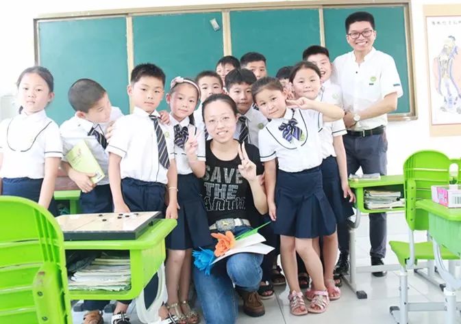 华人励志作家张悉妮来春雨国文学校和孩子们见面