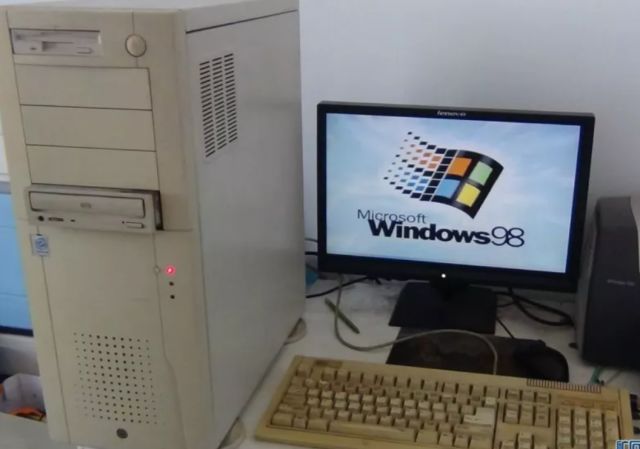 windows98这样的配置当时超牛,网速慢得堪比回家的蜗牛,电脑还是沉得