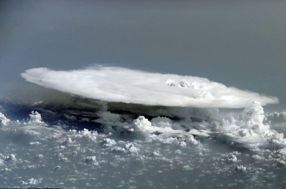 天空中罕见的奇云幻景 云雾制造的飞碟和青海九龙吸水