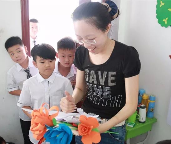 华人励志作家张悉妮来春雨国文学校和孩子们见面