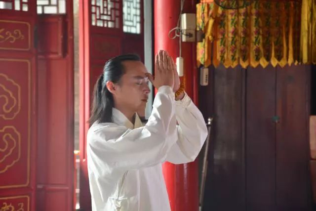 听国恩寺方丈如禅法师讲法随后他到新兴六祖故里旅游度假区朝圣六祖