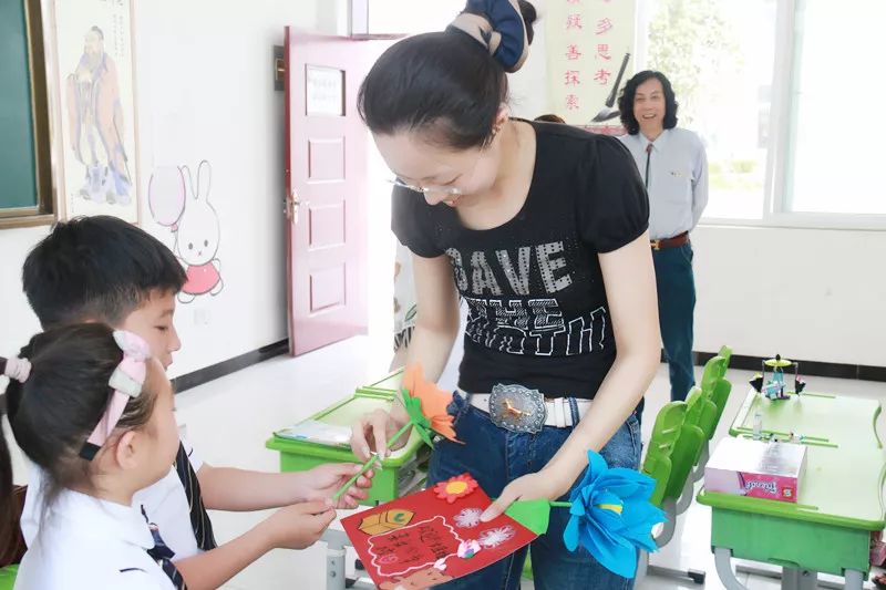 华人励志作家张悉妮来春雨国文学校和孩子们见面