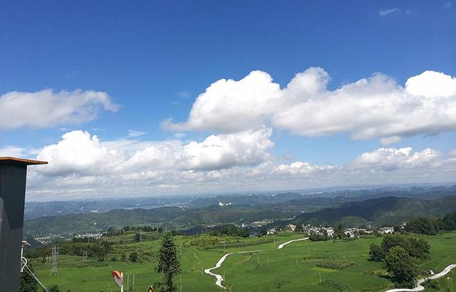 石門村是進入高坡的第一個村寨,當驅車到達石門村時,頓時天高地闊,連