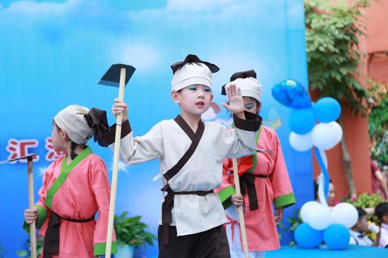 愚公移山被編成話劇走上鄭州福路貝爾幼兒園