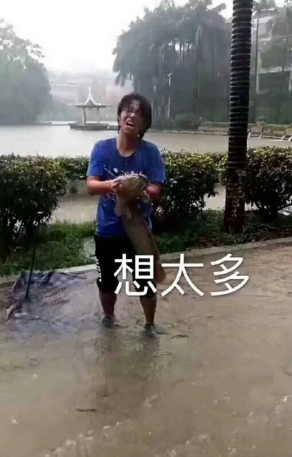 下雨天還遍地都是寶,歡迎廣大網友前來體驗生活_搜狐搞笑_搜狐網