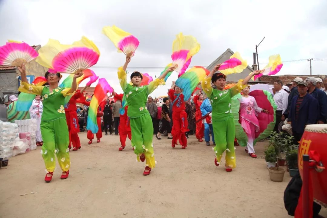 此次活动由荣成市文化馆,群众文化活动中心举办,包括荣成渔家锣鼓表演