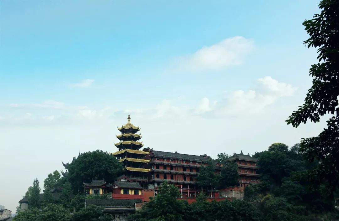 對面的山上是寶輪寺,煙火不斷.天藍雲白,浮世韶華,一片靜好.