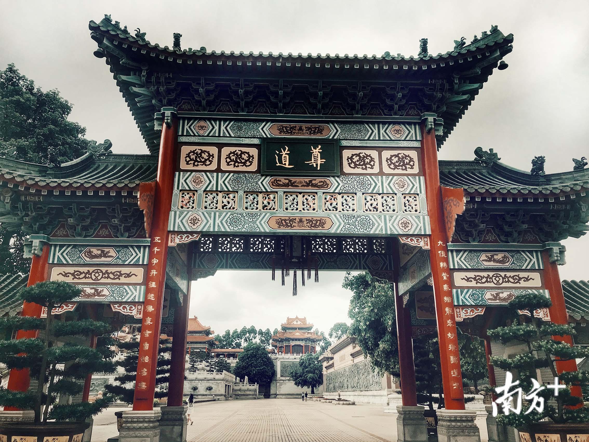 右側為太和樓,左側為中和樓,圓玄山莊及安老院,另建有觀音殿,鬥姥殿