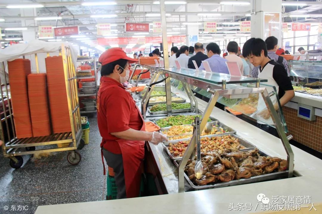 員工正在排隊打飯.(圖片來自東方ic)電子廠的集體食堂.