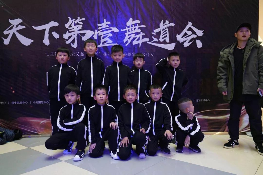 新学堂动态61多才童年征集令丨11号刘瀚博吃得苦跳得欢的街舞男孩