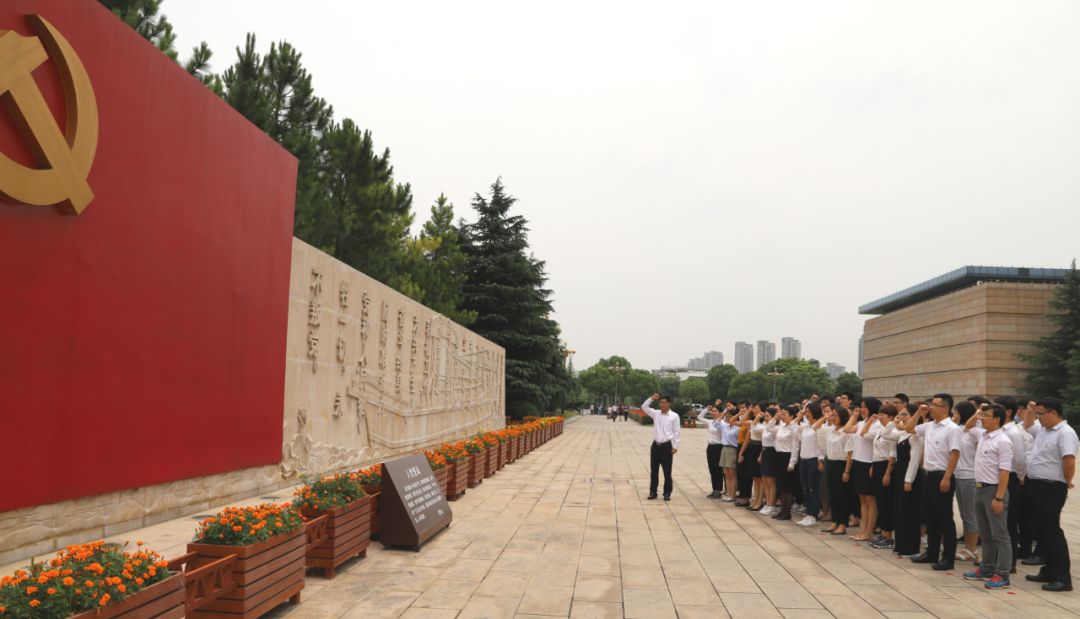 大家胸戴党徽,怀揣初心,牢记使命,立志前行,大声重温入党誓词,再一次