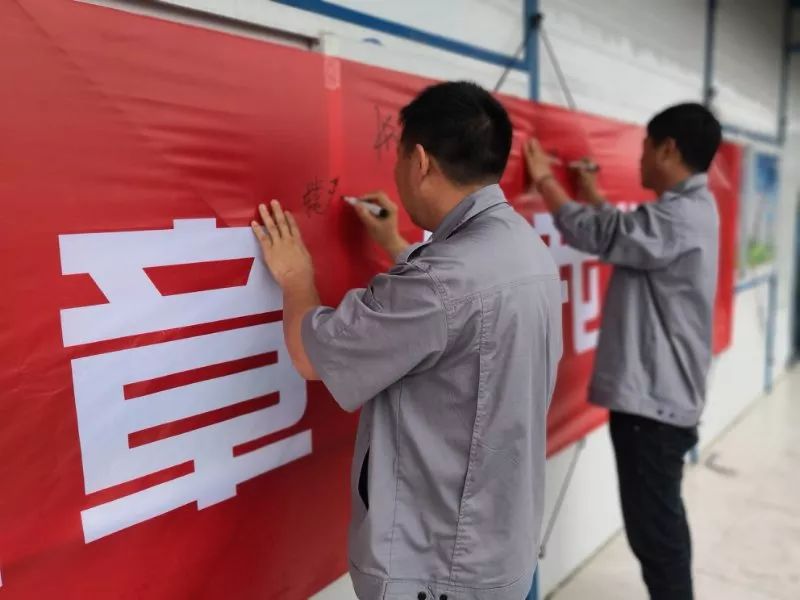 雅居乐项目技术负责人穆子明汇报现场会策划方案落实情况.