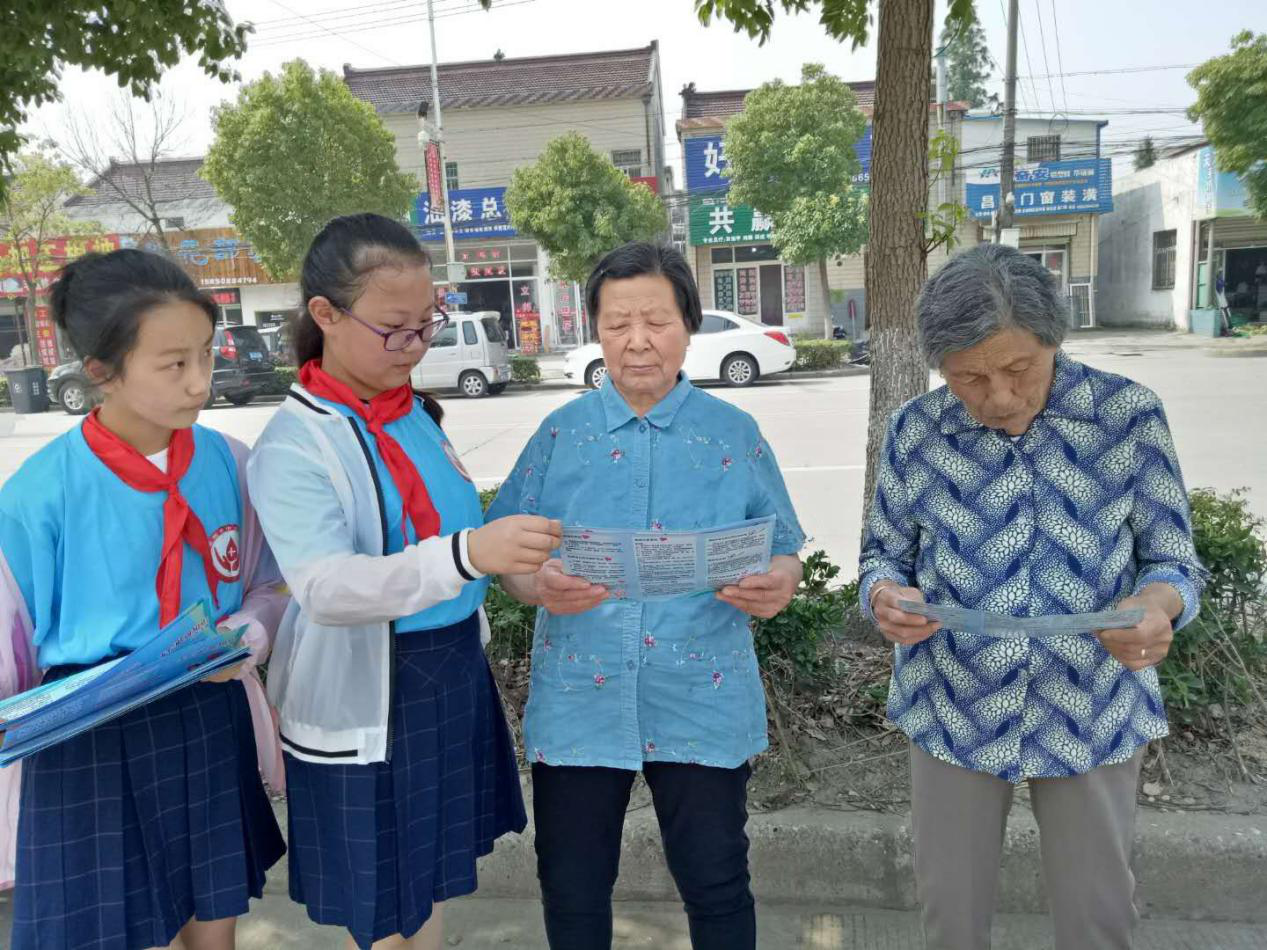 康和社区广场,泰州市寺巷中心小学20名爱心公益小天使在辅导老师的