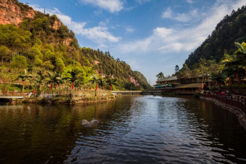 瀑布,山泉水泳池,農家菜…宜賓這座山裡竟藏了一個五星級度假山莊