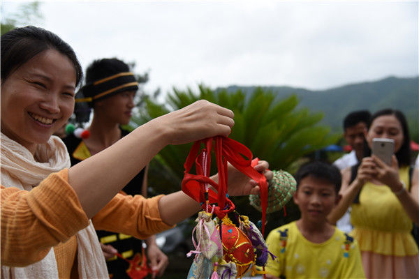 广东连山壮族瑶族自治县端午有个奇特的习俗,要放"渡河公,挂"麽乜"