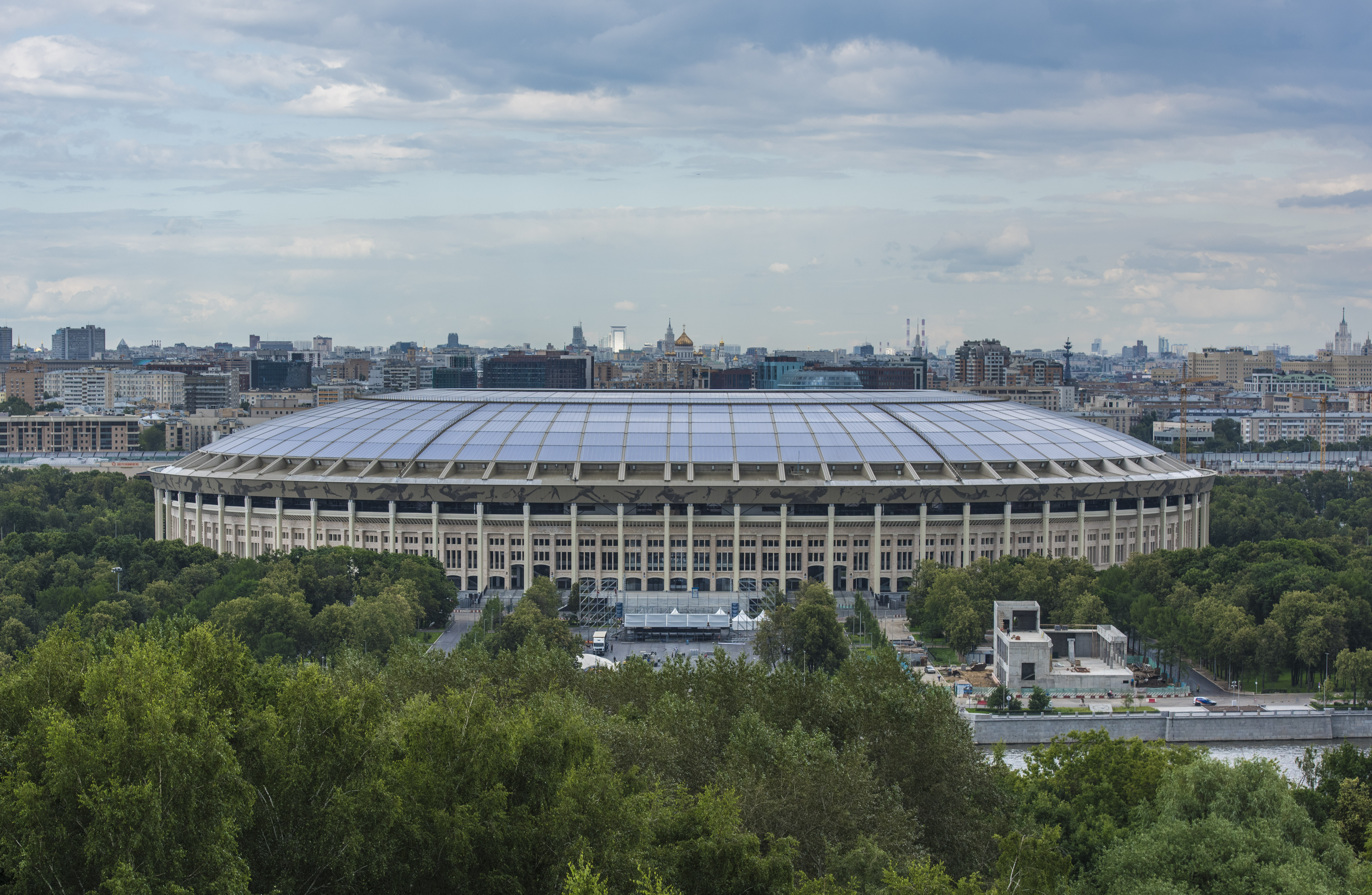 这个体育场就是主办开幕式的莫斯科卢日尼基体育场