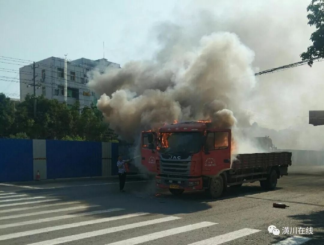 潢川三環路芒果賓館附近一貨車起火,119緊急出動!