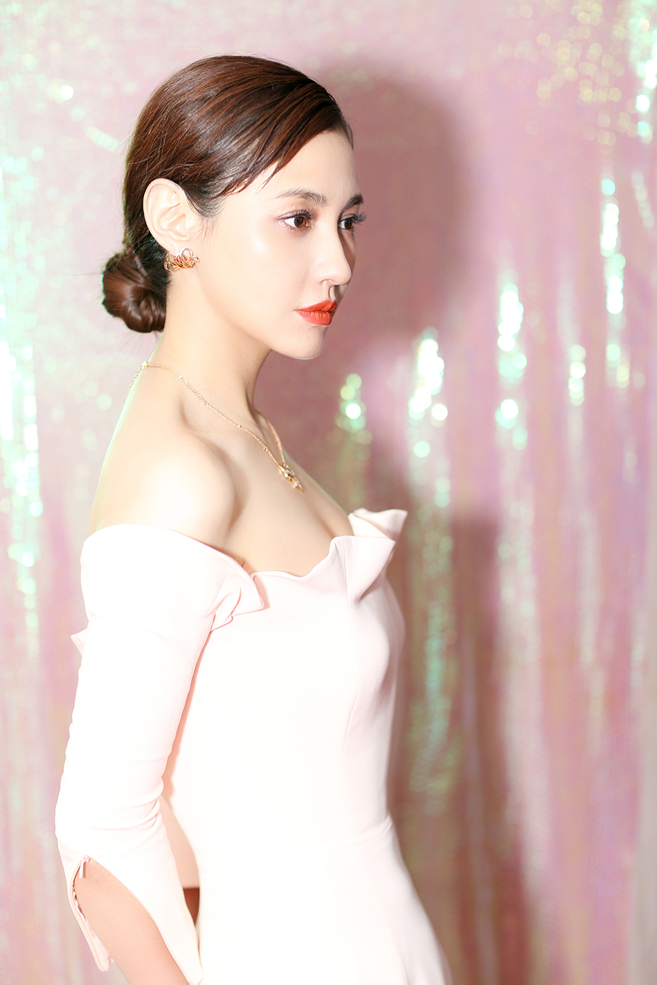 杨雪最新粉色长裙写真曝光 优雅迷人女神气质尽显