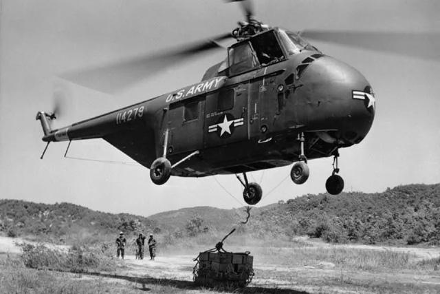 美军在朝鲜战争中使用运输直升机为挫败敌人对铁路交通线两头的