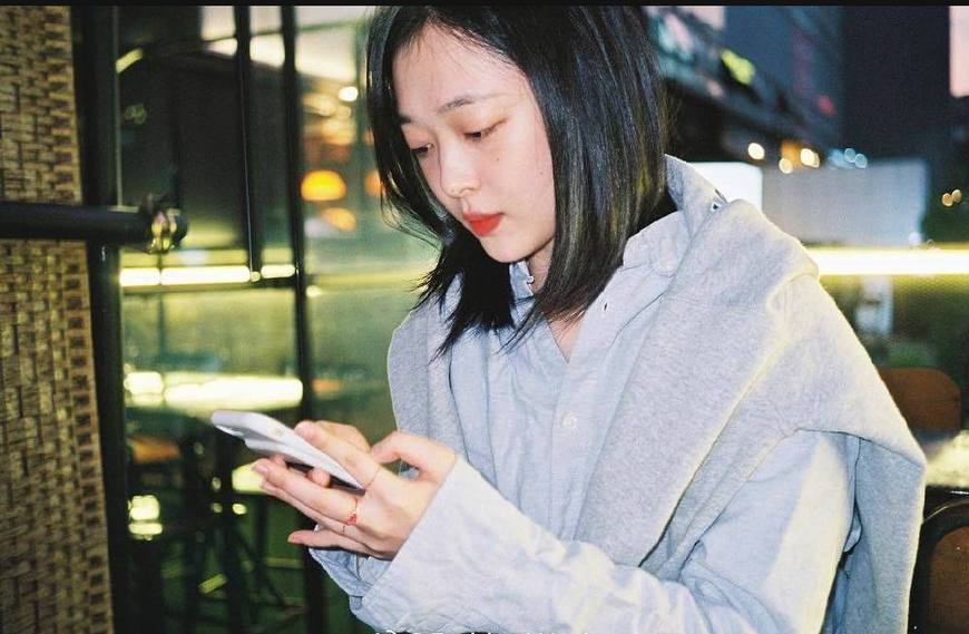 崔雪莉晒近照被南韩网友嘲真空短发的她显得又萌又可爱