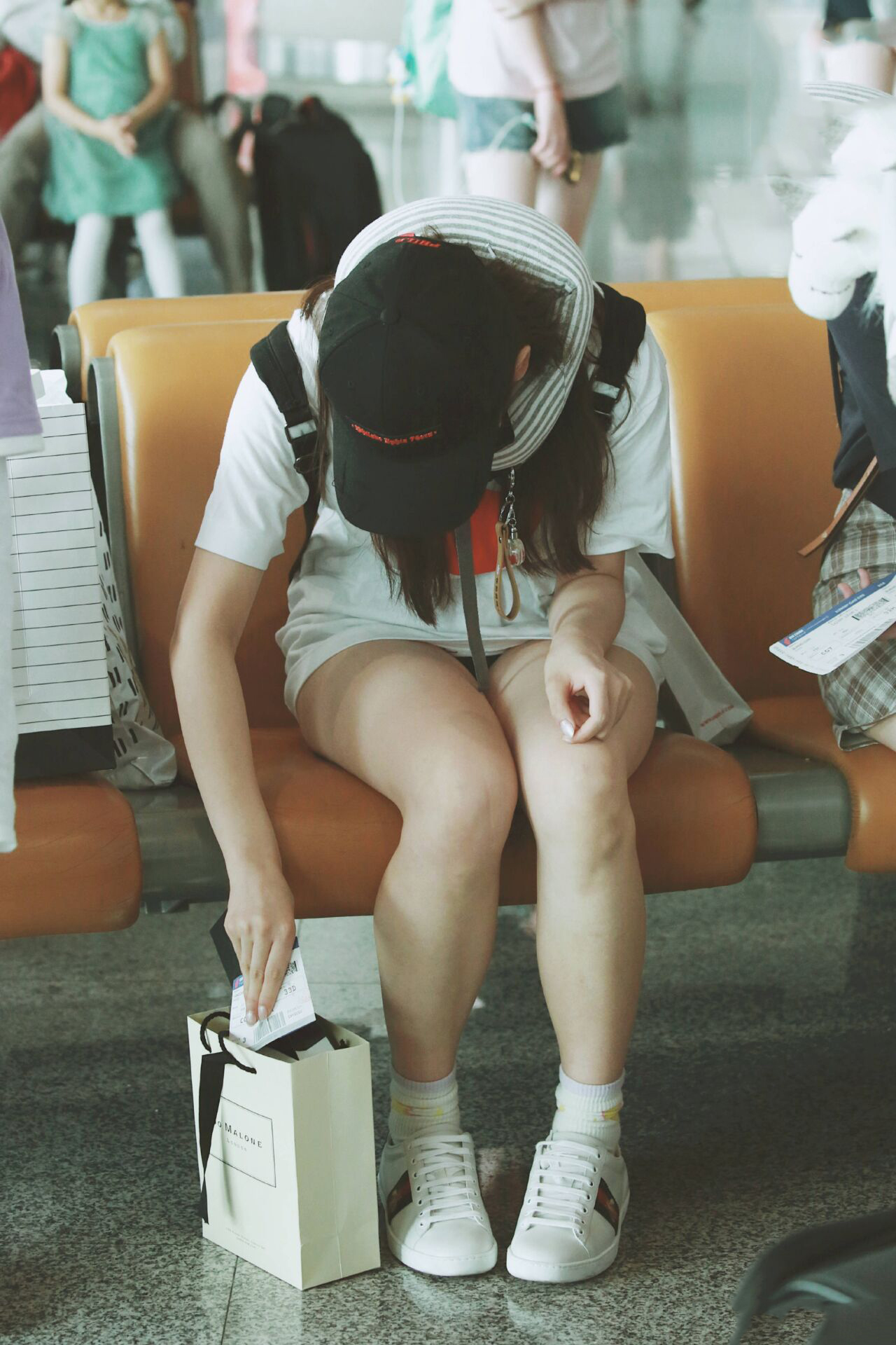 机场上的她看起来很累很困乏的样子,还一直捂着肚子貌似很不舒服啊