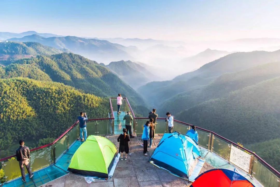 特別適合觀雲霧,看日出遠可看山環水繞的峽谷和連綿的遠山中可覽白鹿