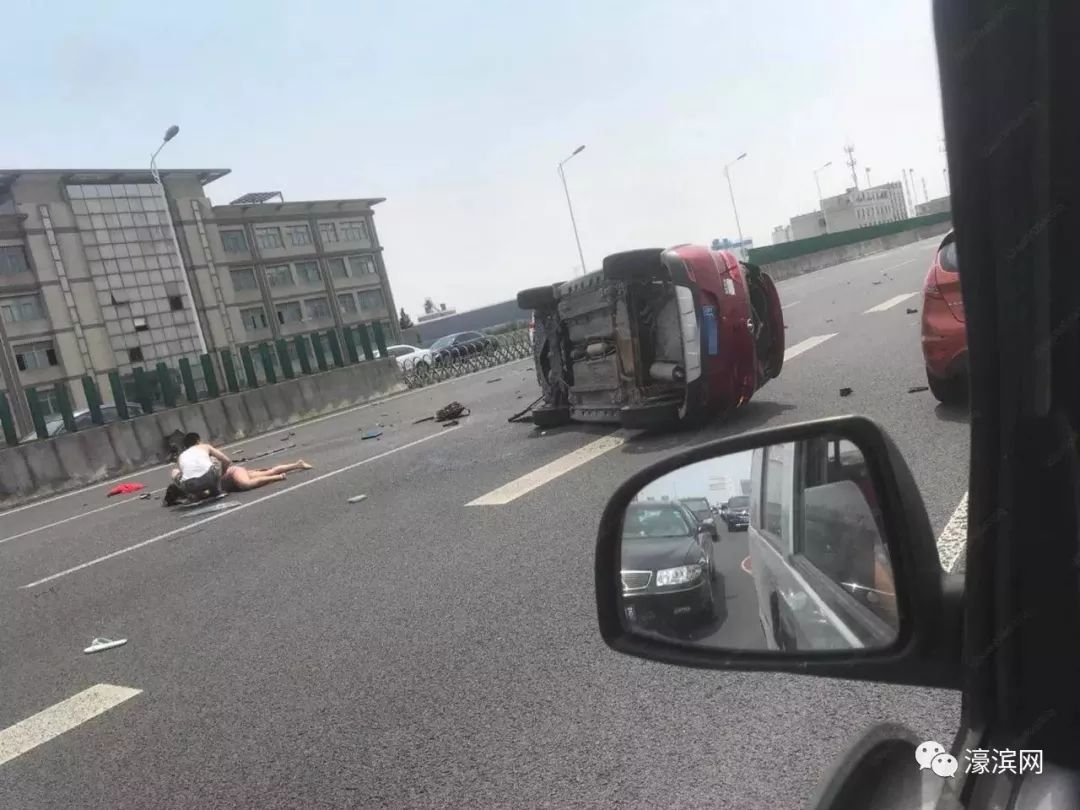 恐怖江海大道高架發生嚴重車禍一女子被甩出車外