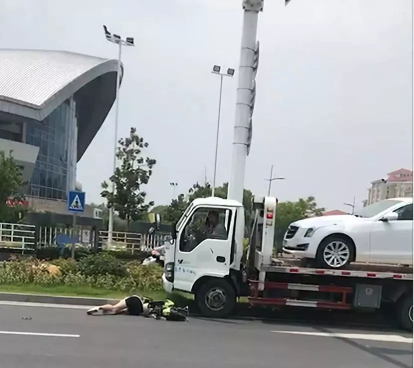 砰!砰!砰!這兩天泰州連續發生車撞人,三車相撞,兩車相撞,車撞牆