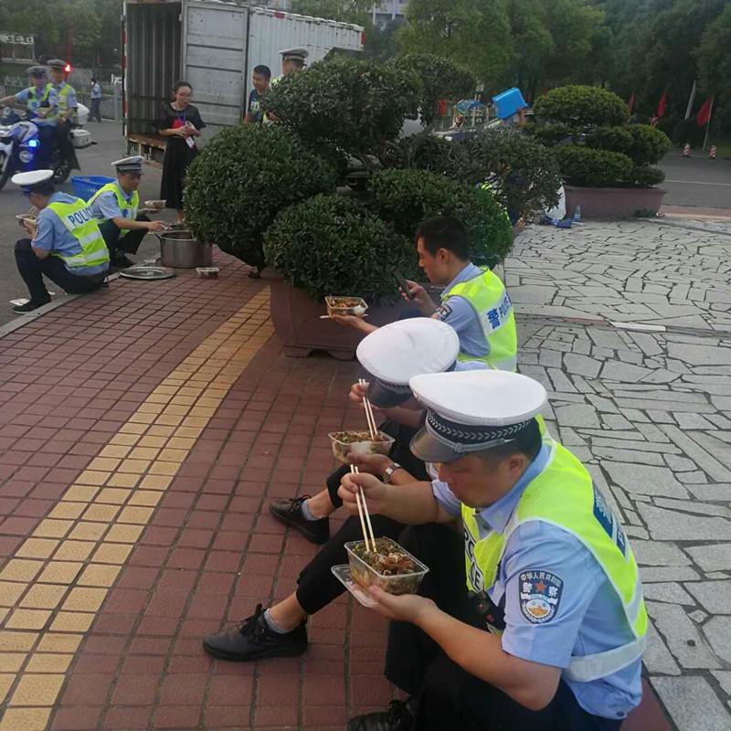 人民警察路边吃饭图片