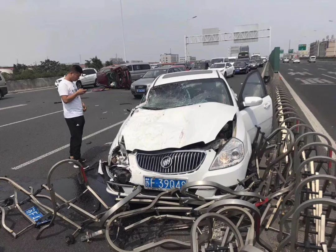 杭州高架车祸图片